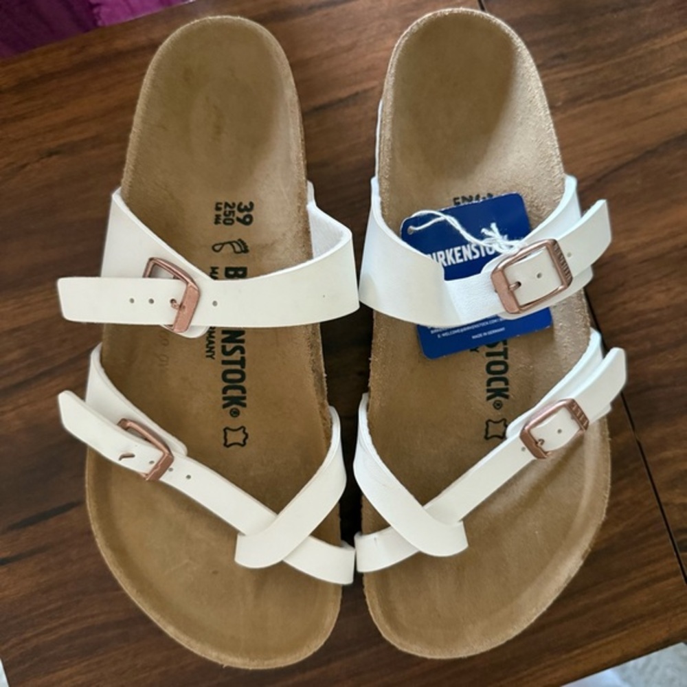 New Birkenstocks size 39 white sandals size 8 to 8.5